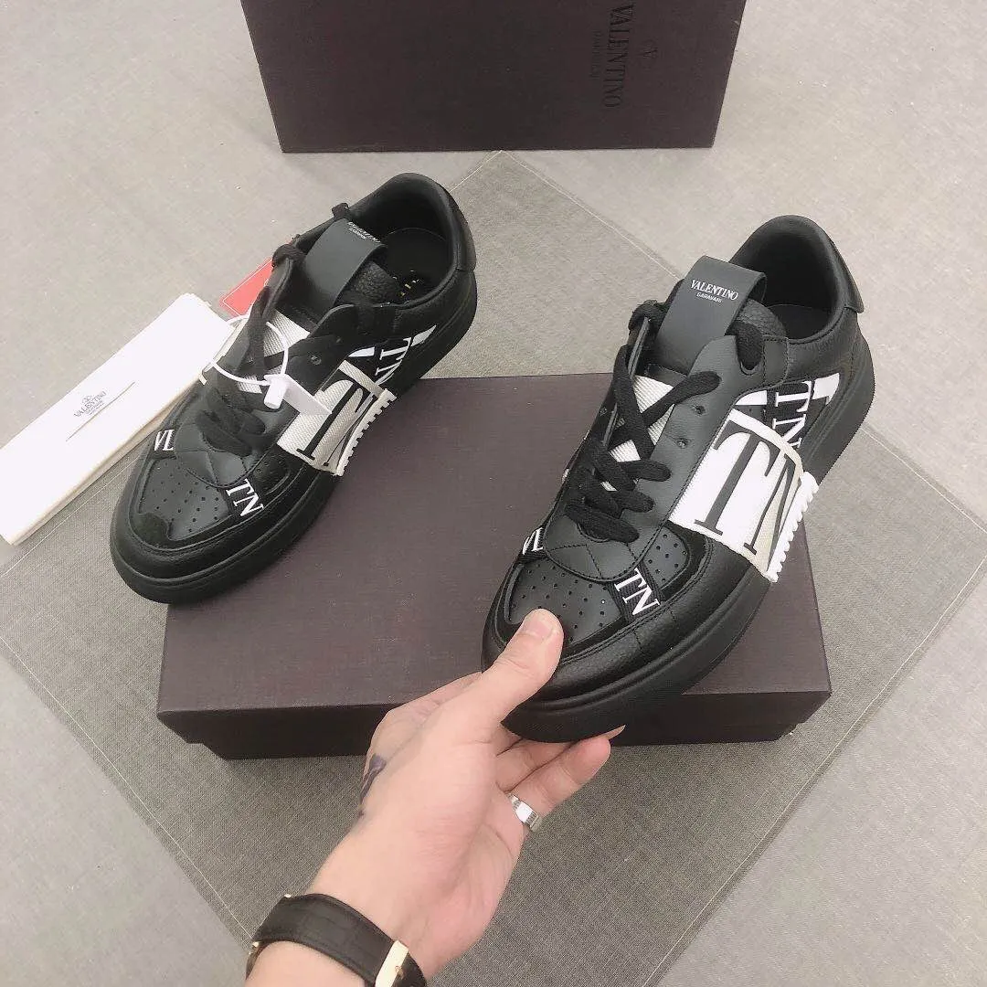 P440▫️V L7N spring and summer 🆕calf leather strap sneakers, no man should be able to refuse this style, classic color, so handsome! Purchase a high-precision replica of the original version to instantly sell off the market currency! 6 VLTN logo rubber effect straps - Valentino Garavani Logo printed on the back and tongue, all materials are customized to ensure quality! Size: 38/45 No. 018